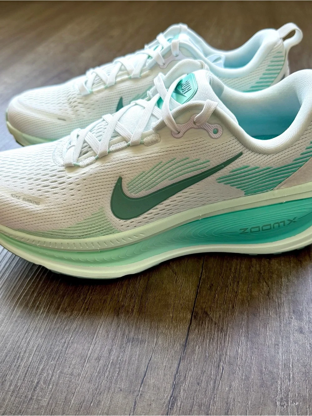 NEW Nike Vomero 18 White Cannon Bleached Turq HM6804-106 Women’s Size 8.5